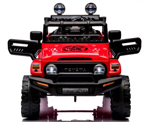 Piros Toyota FJ Cruiser licencelt elektromos kisautó