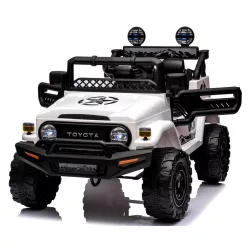 Fehér Toyota FJ Cruiser licencelt elektromos kisautó